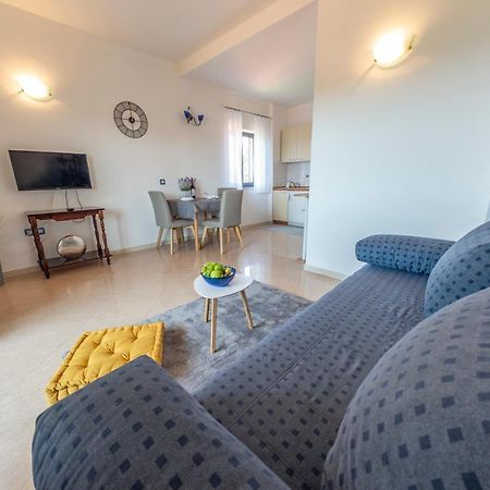 Apartments Krivicic Blue Pomer Exterior photo